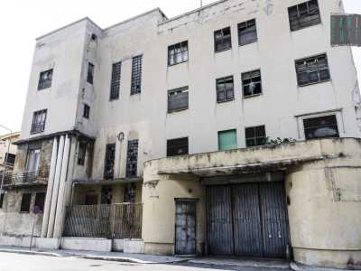 Uno degli edifici che faceva parte dello stabilimento siderurgico visto da via Caracciolo